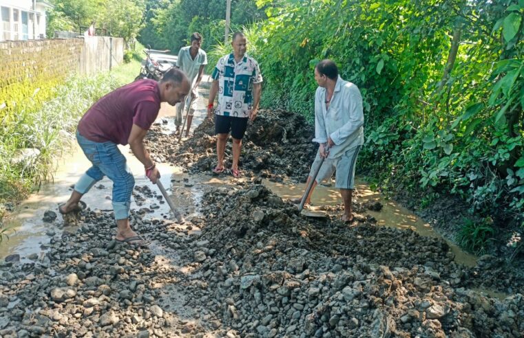 समाजसेवी नारायण कोरंगा का क्षेत्र मे सड़क के गड्डे भरान की सेवा लगातार जारी