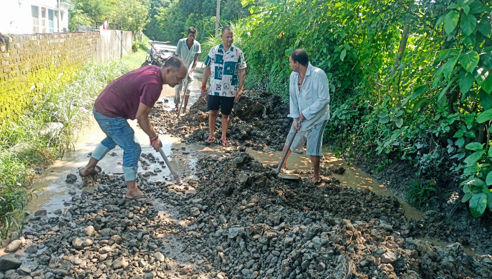 समाजसेवी नारायण कोरंगा का क्षेत्र मे सड़क के गड्डे भरान की सेवा लगातार जारी