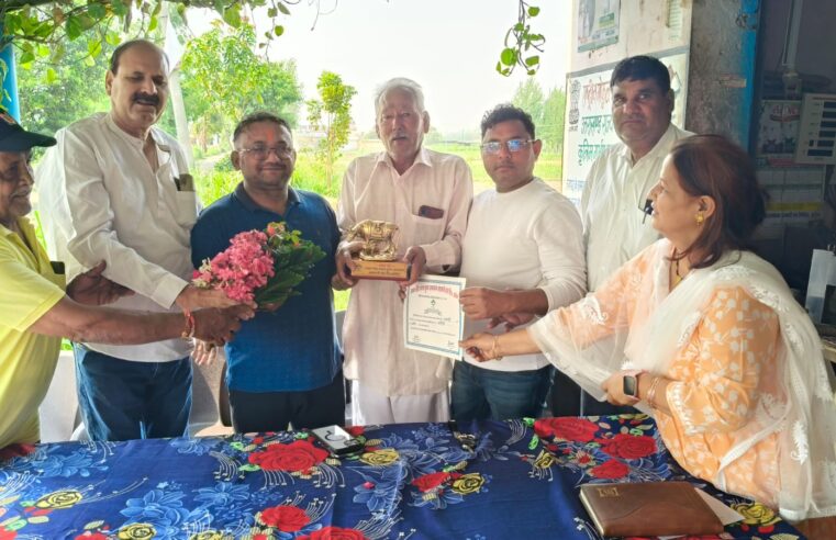 चंद्रपुरी दुग्ध समिति के प्रथम आने पर किया सम्मानित