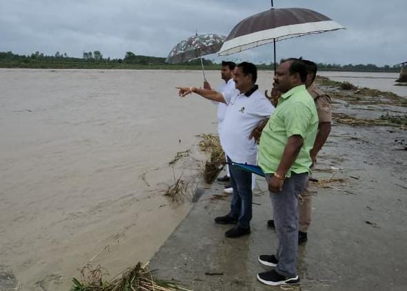 विधायक तिलक राज बेहड़ ने गोला नदी के बड़े जलस्तर का किया स्थलीय निरीक्षण