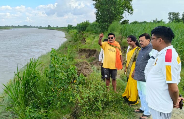 ब्लॉक प्रमुख रीना गौतम व पूर्व विधायक शुक्ला ने किया भूकटाव क्षेत्र का दौरा