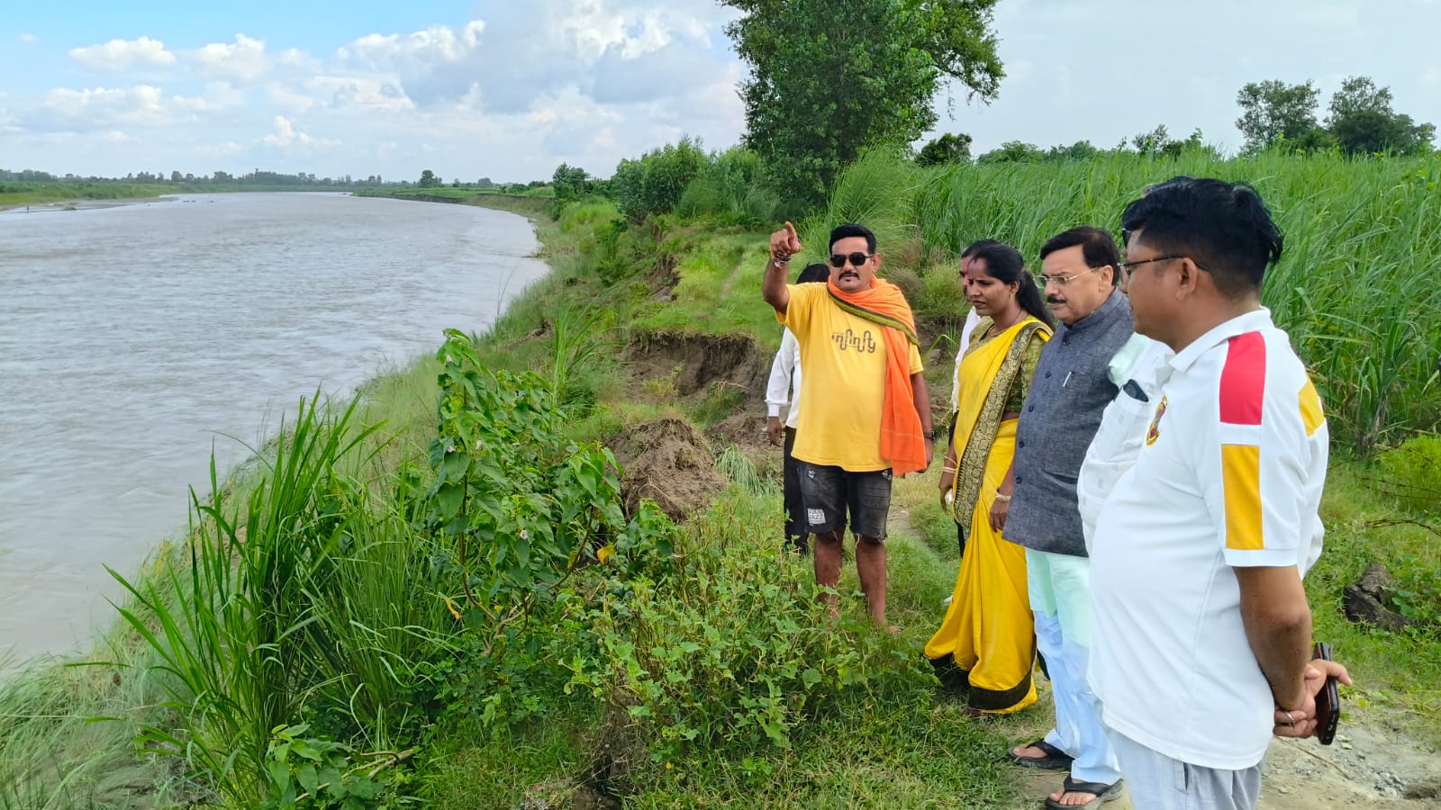 ब्लॉक प्रमुख रीना गौतम व पूर्व विधायक शुक्ला ने किया भूकटाव क्षेत्र का दौरा