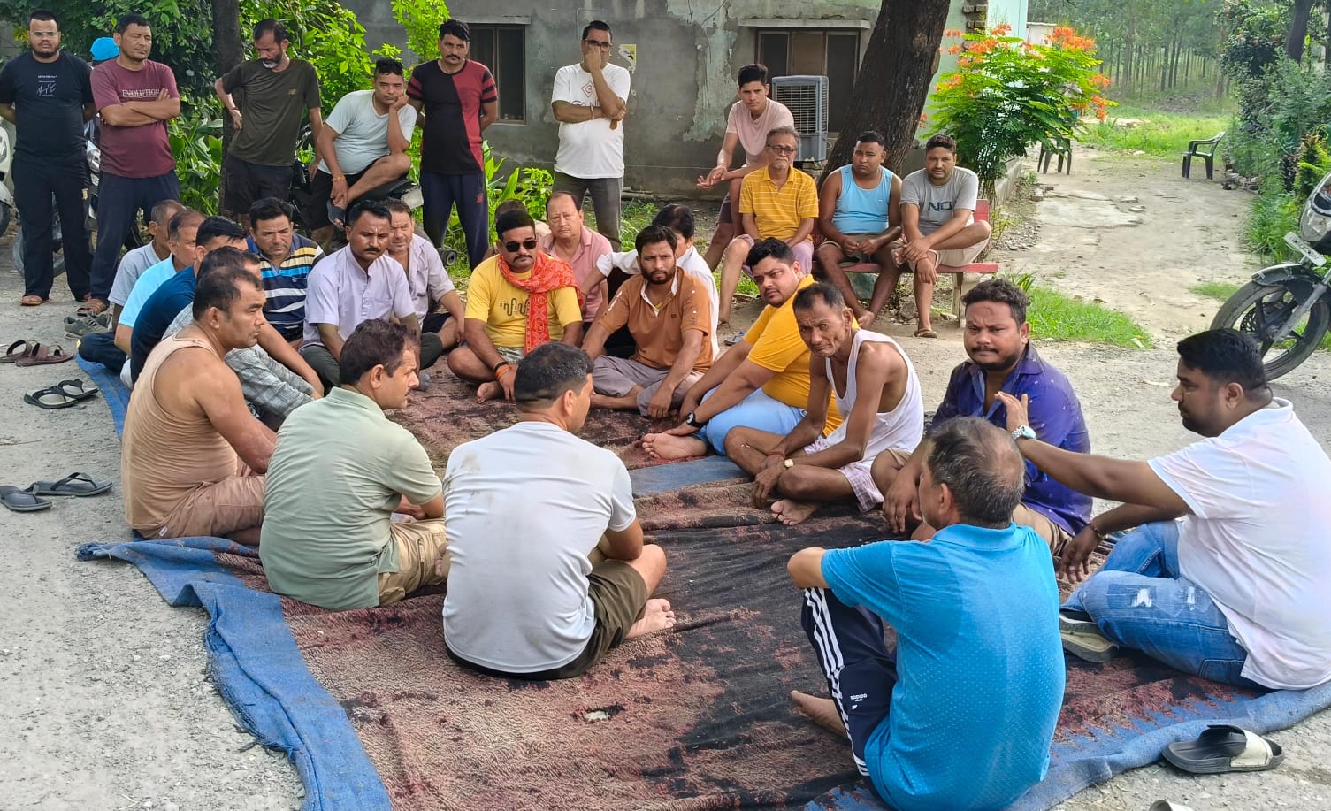 शांतिपुरी न०४ में सडक किनारे चौरीकरण को लेकर हुई बैठक