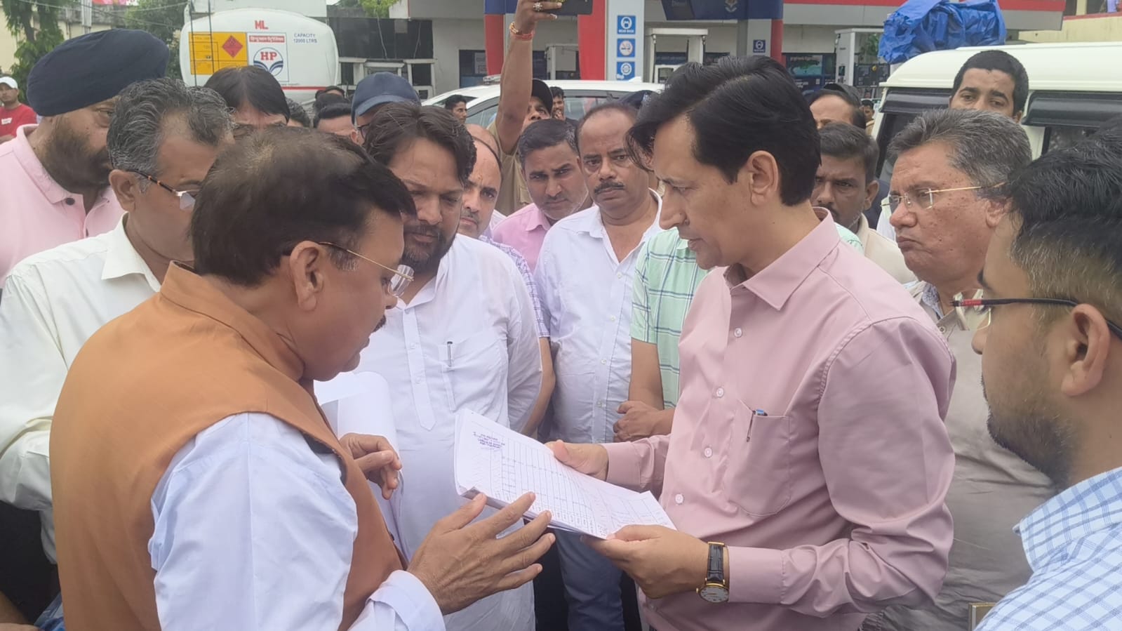 नगला अवैध अतिक्रमण मामले में कमिश्नर दीपक रावत ने किया स्थलीय निरीक्षण