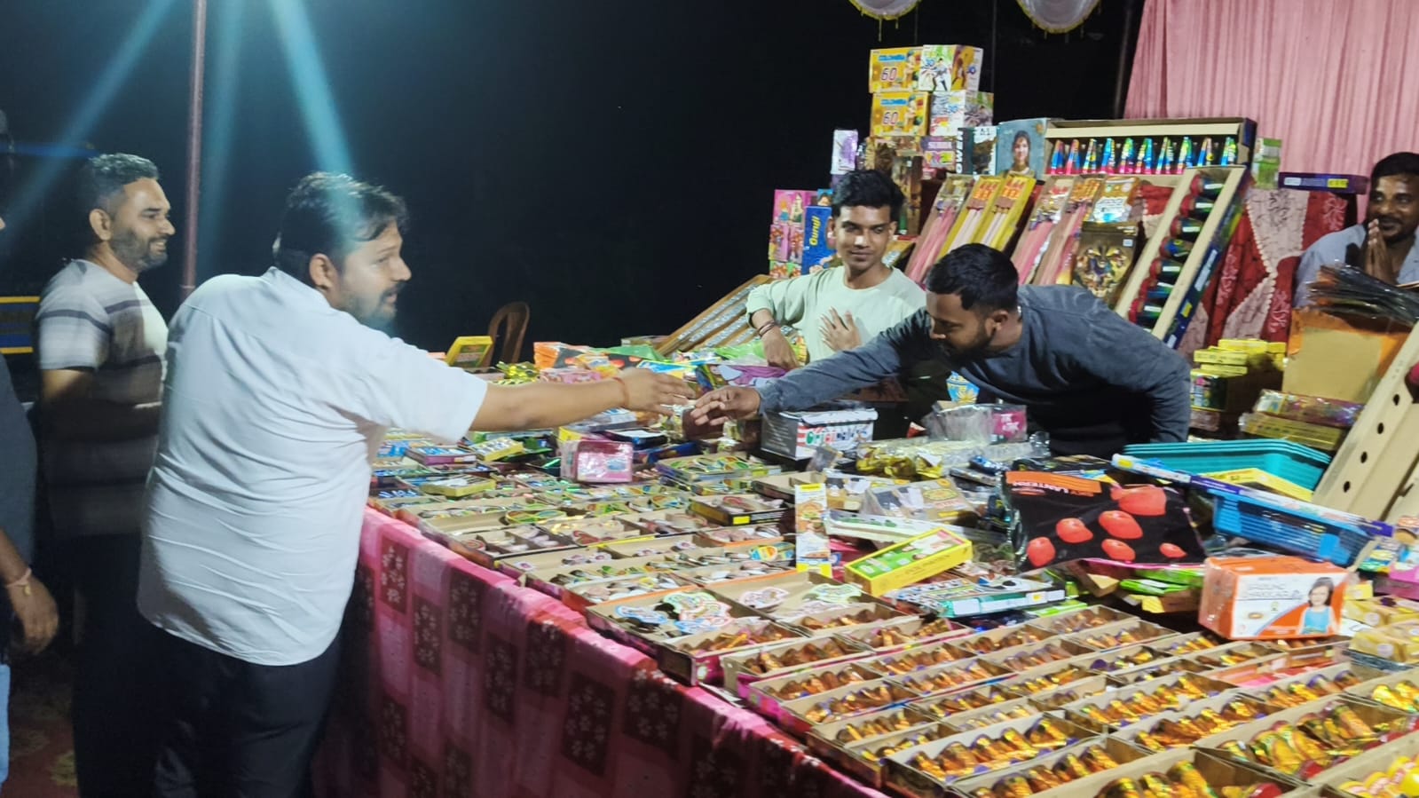 नगला बचने की आस से एक बार फिर दीपावली में लौटी बाज़ारो की रौनक व लोगो के चेहरे की खुशी