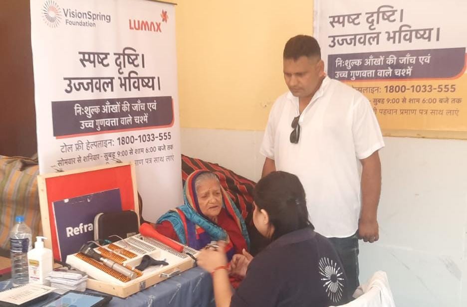 शांतिपुरी न०१ में आँखों के निशुल्क शिविर में 98 मरीजों की हुई जाँच