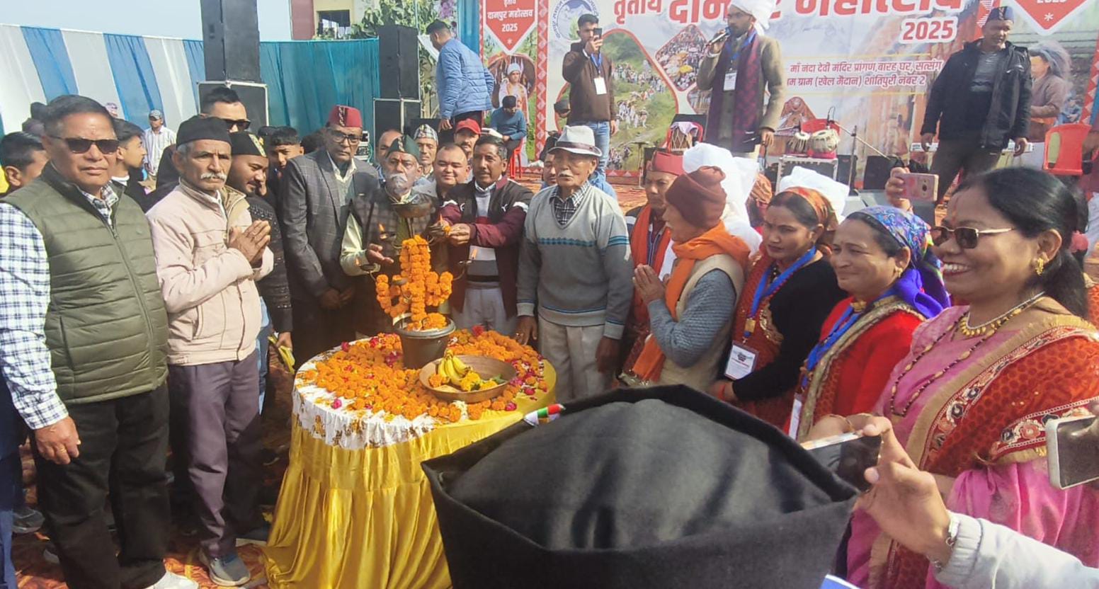 दानपुर महोत्सव में कुमाउनी गायको के सुरों पर नाचे दर्शक