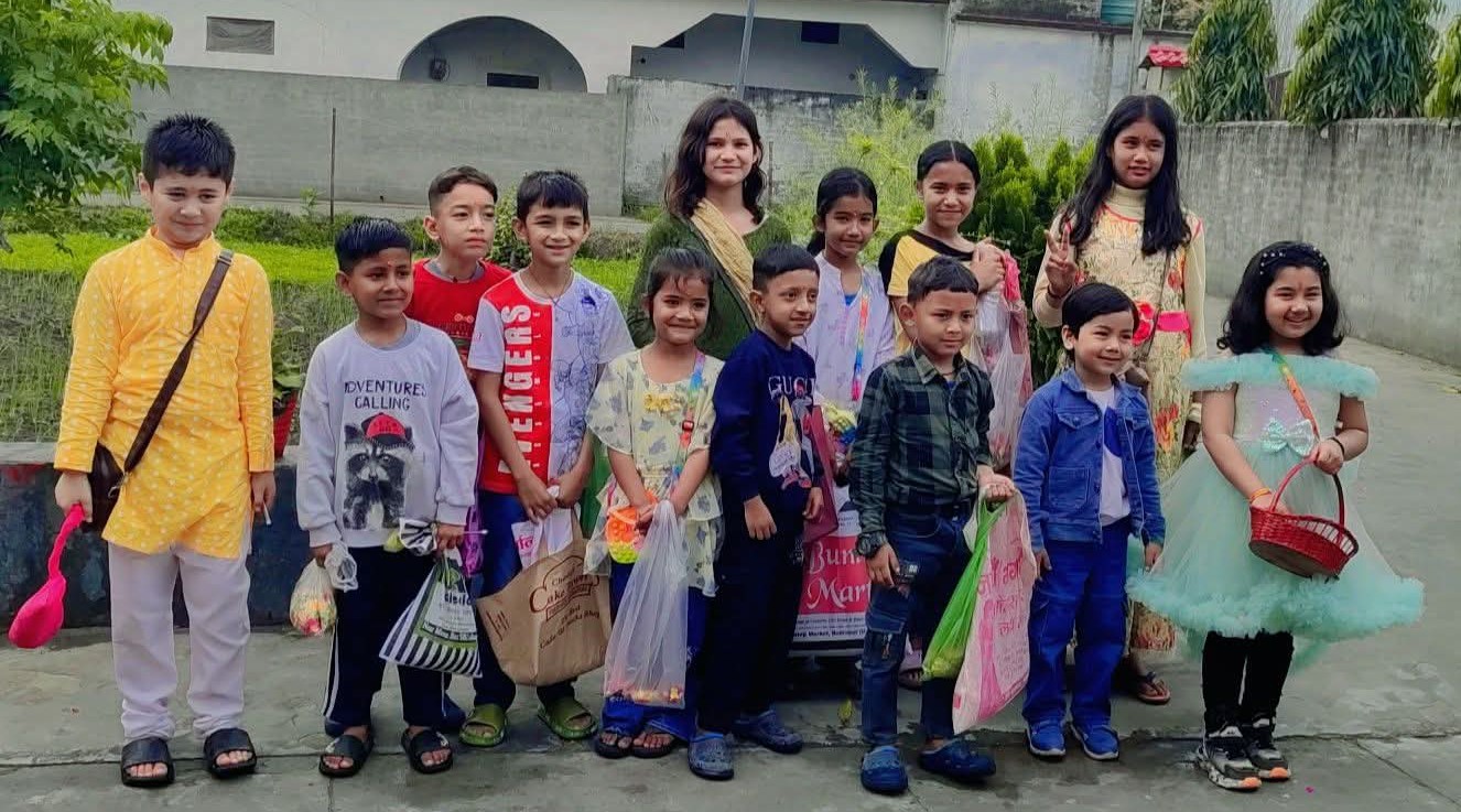 छुट्टी के दिन होने के कारण बच्चों ने उत्साहपूर्वक मनाई लोकपर्व फुलदेई