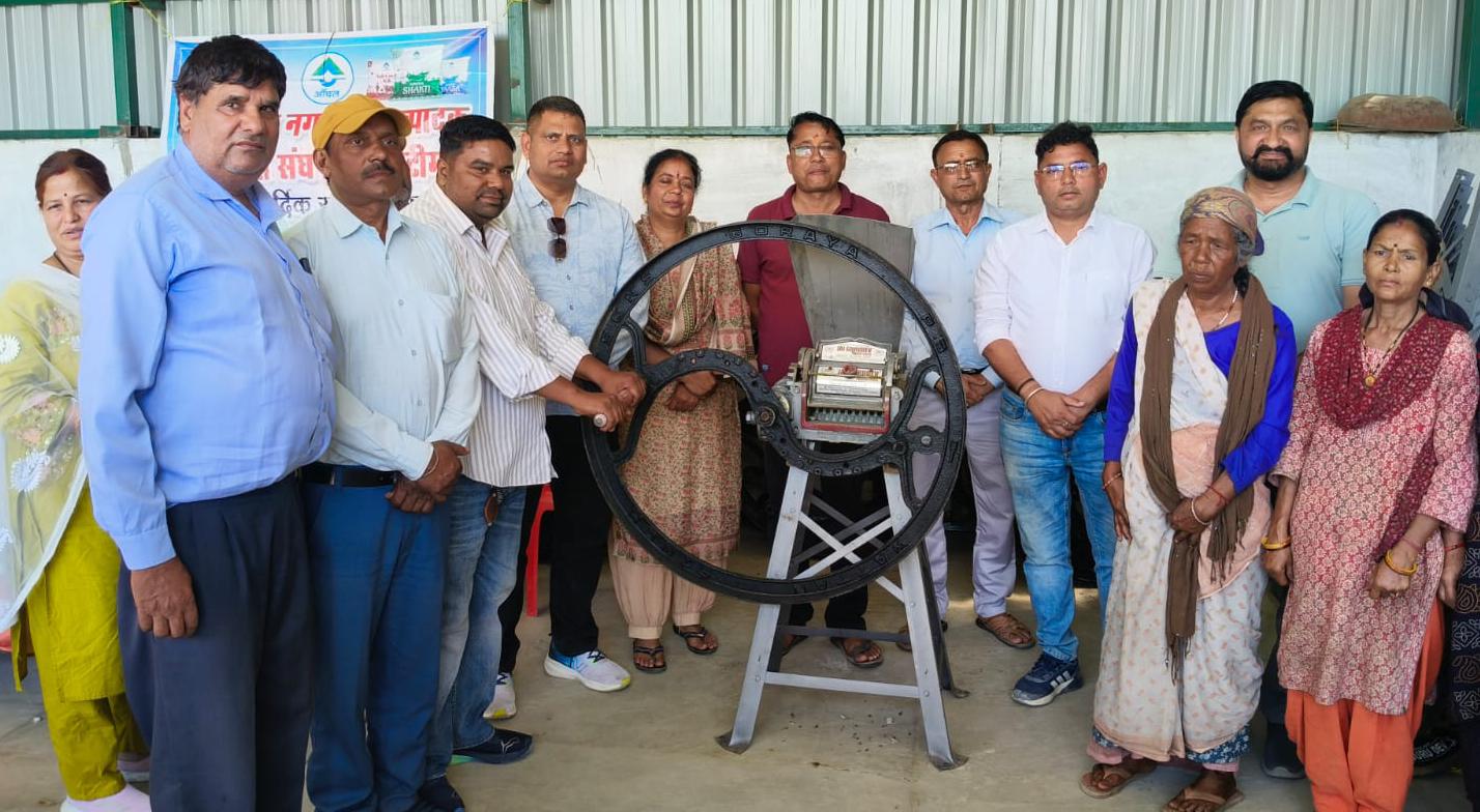 दुग्ध उत्पादको को किया सब्सिडीयुक्त चेपर कटर का वितरण